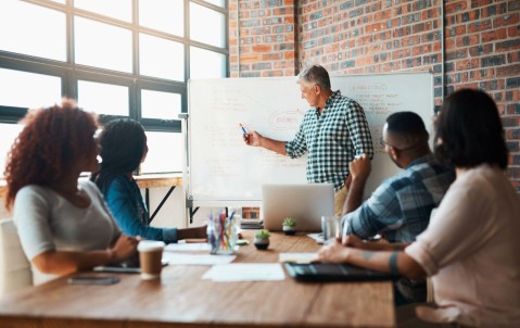 Top 10 des meilleurs outils IA qui révolutionnent la formation en 2025.