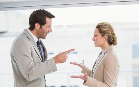 Gestion d’un conflit client : à quel moment contacter son assureur et comment lui présenter le dossier ?