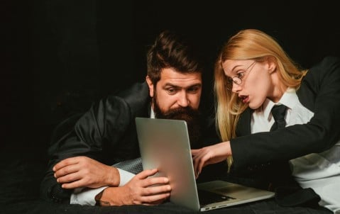 FOMO, JOMO, FOBO, MOMO : comprendre ces biais qui impactent les entrepreneurs.