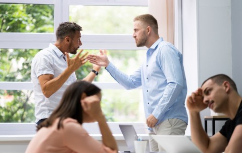 Comment prévenir et gérer les conflits internes dans une PME pour éviter les risques juridiques.