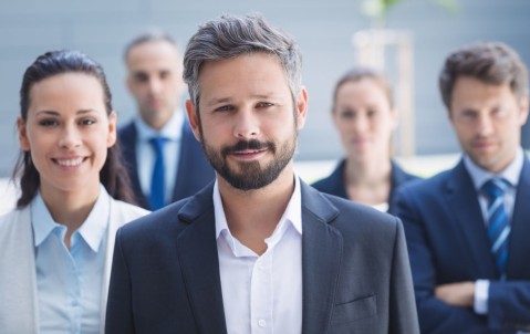 Passer d'une activité solo à une équipe : quelles assurances professionnelles adapter pour protéger votre entreprise ?