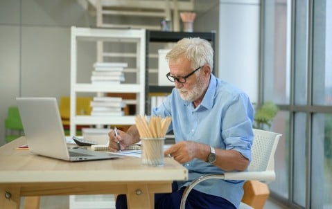 Freelance senior : comment optimiser retraite, assurance et revenus ? après 50 ans