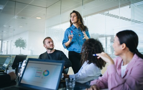 Chef d'entreprise partageant des idées