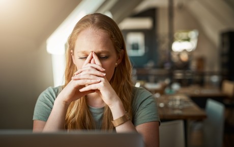 Femme impatiente devant ordinateur