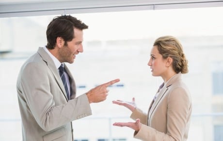 Gestion d’un conflit client : à quel moment contacter son assureur et comment lui présenter le dossier ?