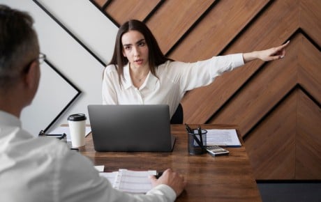 Litiges salariés et prud’hommes : comment sécuriser l’entreprise avec les bonnes assurances ?