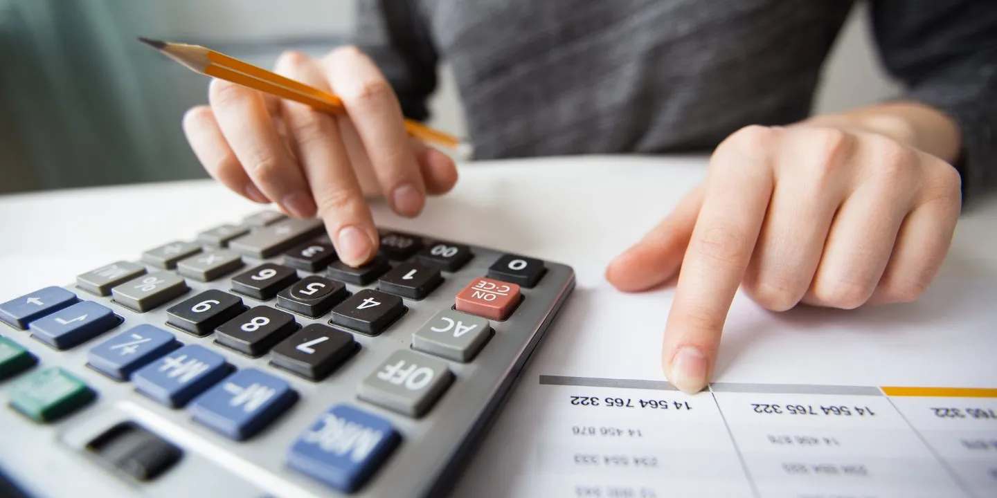 Cotisations URSSAF 2026 : calcul, taux et échéances pour indépendants et auto-entrepreneurs.