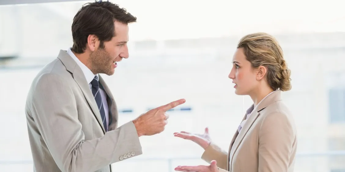 Gestion d’un conflit client : à quel moment contacter son assureur et comment lui présenter le dossier ?