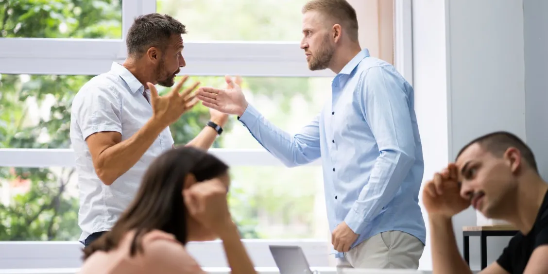 Comment prévenir et gérer les conflits internes dans une PME pour éviter les risques juridiques.