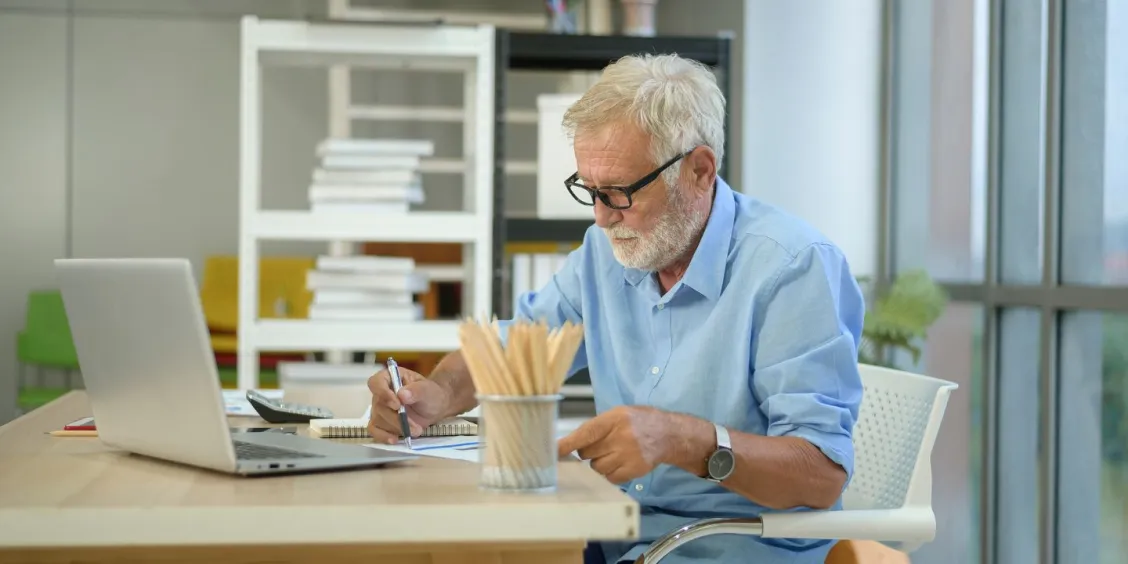 Freelance senior : comment optimiser retraite, assurance et revenus ? après 50 ans