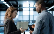 Devenir consultant cybersécurité freelance : parcours, statuts et revenus 2026.